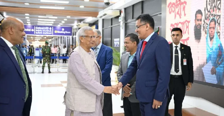 দেশে ফিরেছেন প্রধান উপদেষ্টা