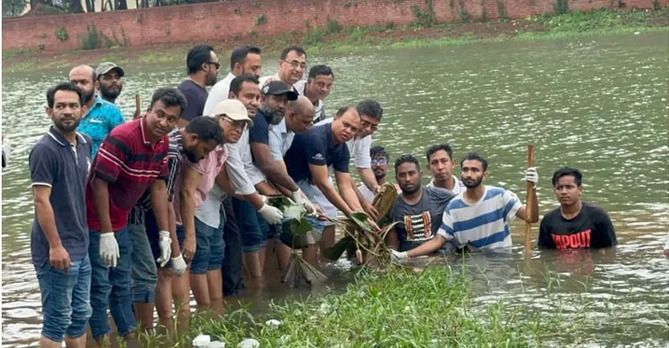 জিয়া উদ্যানের লেকে ‘শাপলা ফুল’ রোপণ করলো ‘আমরা বিএনপি পরিবার’