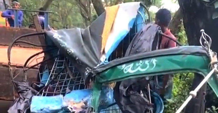 নবীনগরে বাস সিএনজি সংঘর্ষে নিহত ৩