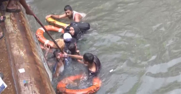 লঞ্চে উঠতে গিয়ে বুড়িগঙ্গায় পড়ে গেলেন নারী-শিশুসহ ৫ যাত্রী