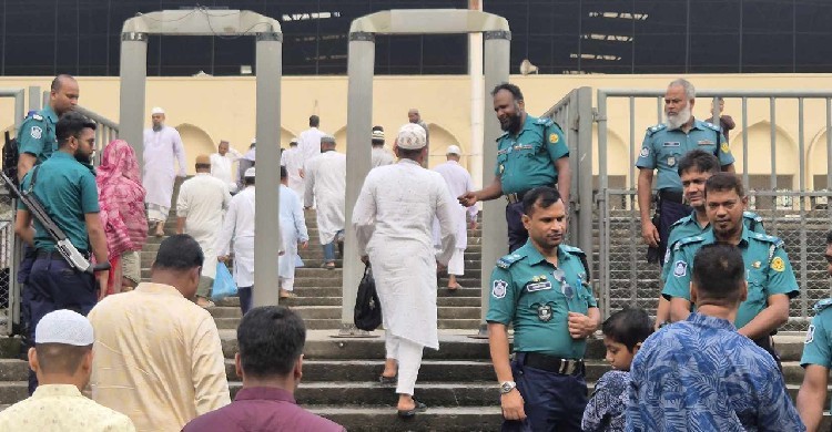 ব্যপক নিরাপত্তায় বায়তুল মোকাররমে প্রবেশ করছেন মুসল্লিরা