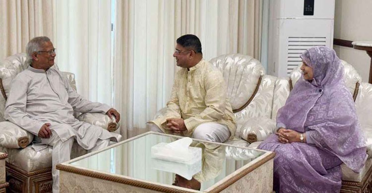 প্রধান উপদেষ্টার সঙ্গে সস্ত্রীক সাক্ষাৎ করেছেন সেনাপ্রধান