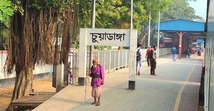 চুয়াডাঙ্গায় ট্রেনের ছাদ থেকে পড়ে ও ট্রাকের ধাক্কায় নিহত ২