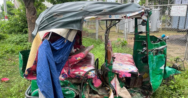 কাপাসিয়ায় বাস চাপায় মা ও শিশু সন্তানসহ নিহত ৩