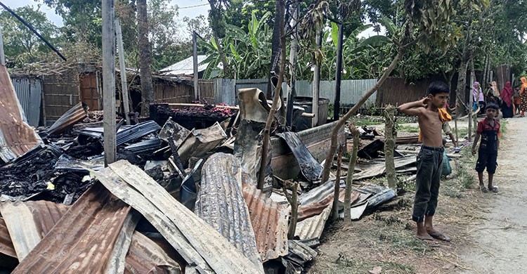 পাবনায় মোবাইল চুরির দায়ে যুবক খুনের ঘটনায় দুটি বাড়িতে অগ্নিসংযোগ, ভাঙচুর ও লুটপাট