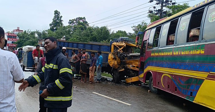 সিংগাইরে বাস-ট্রাক মুখোমুখি সংঘর্ষে ট্রাকচালক নিহত, আহত ৫