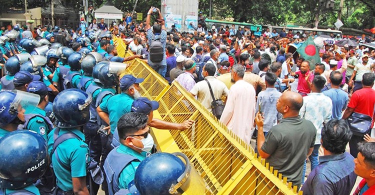 চাকরিতে পুনর্বহালের দাবিতে সাবেক বিডিআর সদস্যদের শাহবাগ অবরোধ, যান চলাচলে স্থবিরতা