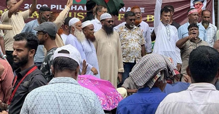 তিন দফা দাবিতে জাদুঘরের সামনে বিডিআর সদস্যদের অবস্থান, যমুনা ঘেরাওয়ের হুমকি