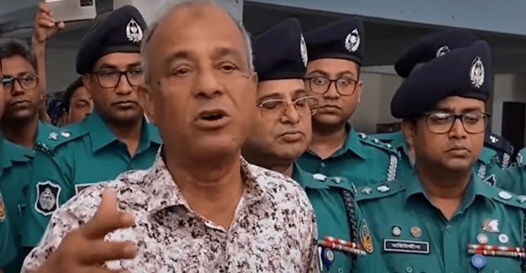 বাংলাদেশে পাচারের জন্যই ফেনসিডিল তৈরি করে ভারত: স্বরাষ্ট্র উপদেষ্টা