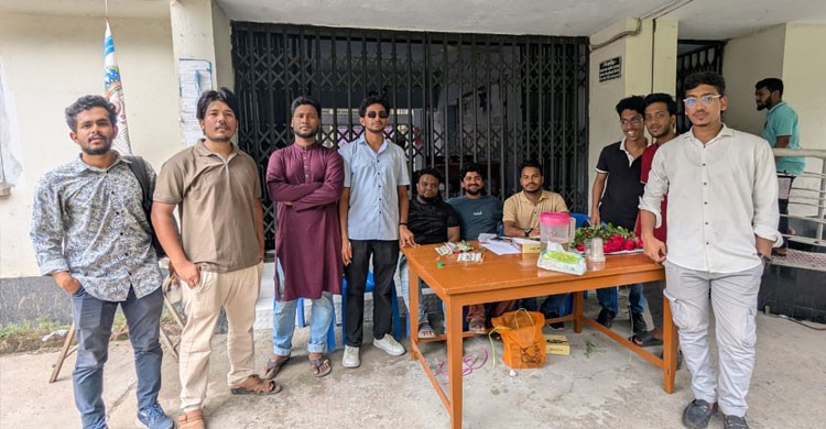 নবীনদের ফুল-মিষ্টিতে বরণ করে নিল কবি জসীমউদ্দিন হল ছাত্রদল