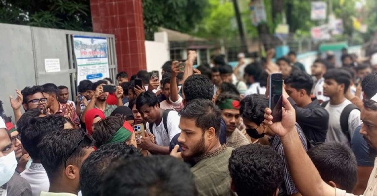 পটিয়া থানা ঘেরাও করে বৈষম্যবিরোধীদের অবস্থান, ওসির অপসারণ দাবি