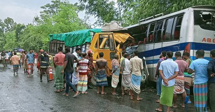 পাবনায় বাস-ট্রাকের মুখোমুখি সংঘর্ষে নিহত ৩, আহত ১০