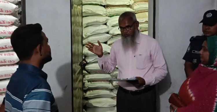 নওগাঁয় শ্বশুরবাড়িতে অবৈধভাবে চাল মজুদ, ধরা খেলেন জামাই