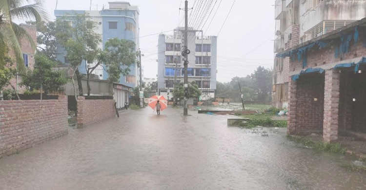 সাতক্ষীরায় ভয়াবহ রূপ ধারণ করছে জলাবদ্ধতা