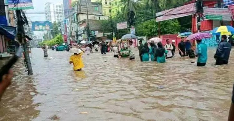 রেকর্ড বৃষ্টিতে ফেনীতে তীব্র জলাবদ্ধতা