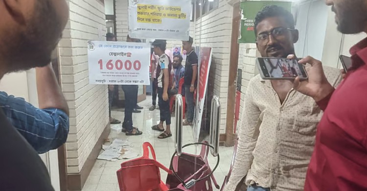 টাকা না দেয়ায় জুলাই ফাউন্ডেশনের অফিসে ভাঙচুর