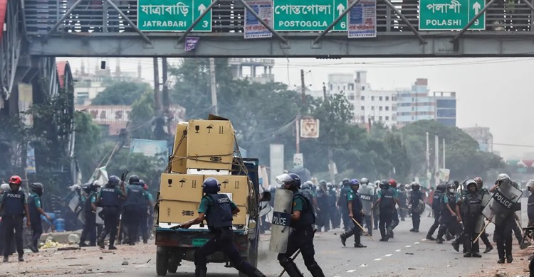 হাসিনা পালানোর পর থানা থেকে নির্বিচারে গুলিতে ৫২ জন নিহত হয়