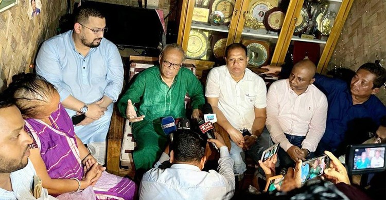 ‘গোল্ডেন গার্ল’ খ্যাত ফুটবলার ঋতুপর্ণা চাকমার ক্যান্সার আক্রান্ত মায়ের পাশে তারেক রহমান