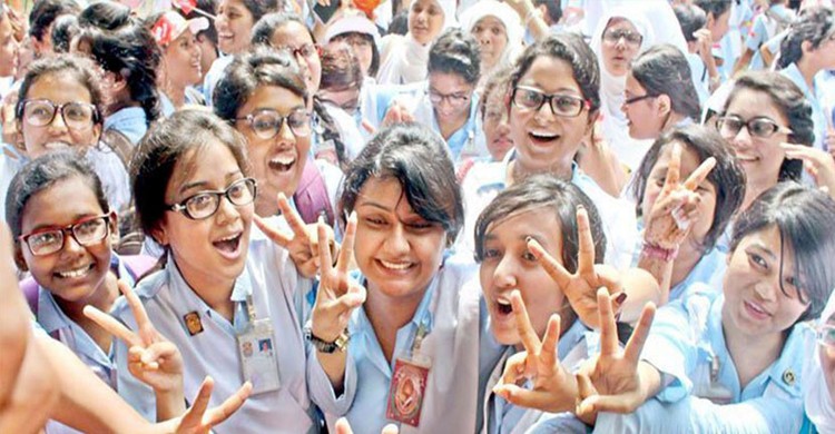 টানা ১০ বছর এসএসসিতে পাসের হারে এগিয়ে মেয়েরা