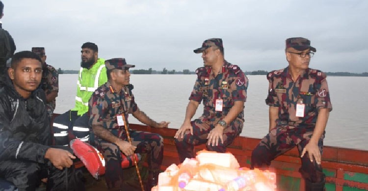 বিজিবির মানবিক সহায়তা: ফেনীতে বন্যার্তদের মাঝে খাদ্যসামগ্রী বিতরণ