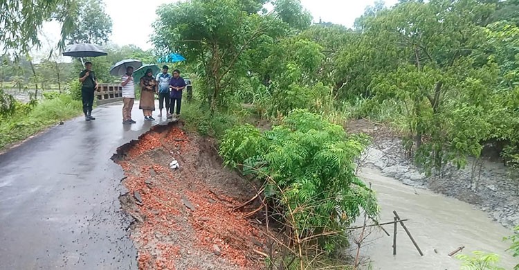 পানির তোড়ে ধসে পড়েছে সোনাগাজীর চার সড়ক