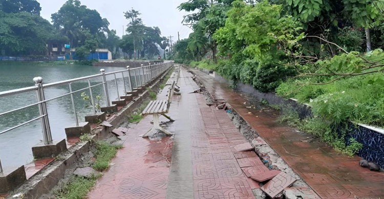 টানা বৃষ্টিতে দেবে গেছে পার্কের ওয়াকওয়ে, জলাবদ্ধতায় জনদুর্ভোগ