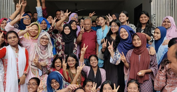 বাঁধভাঙা উচ্ছ্বাসে নাছিমা কাদির মোল্লা স্কুলের শিক্ষার্থীরা
