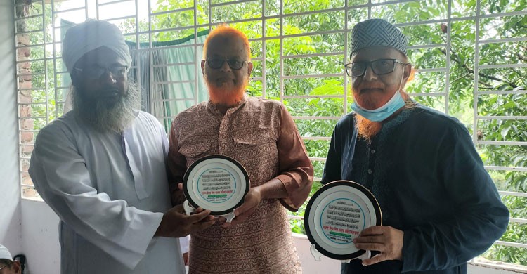 দারুল উলুম লিল বানাত মহিলা মাদরাসায় সেরা শিক্ষার্থীদের মাঝে পুরস্কার বিতরণ