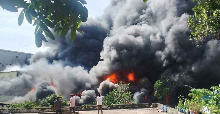 কর্ণফুলী ইপিজেডে ভয়াবহ আগুন, নিয়ন্ত্রণে ৮ ইউনিট