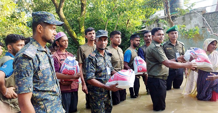 ফেনীতে বন্যাক্রান্তদের মাঝে আনসার ভিডিপির ত্রাণ বিতরণ