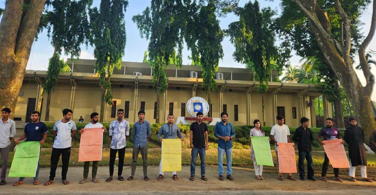 মিটফোর্ডে সোহাগ হত্যার প্রতিবাদে রাবিতে শিক্ষা ও শিক্ষার্থী অধিকার আন্দোলনের মানববন্ধন