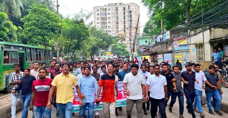 ব্যবসায়ীকে হত্যার প্রতিবাদে জবি ছাত্রদলের বিক্ষোভ