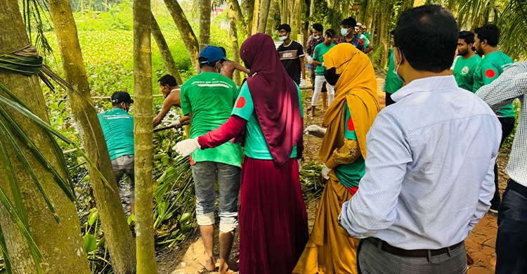 লক্ষ্মীপুরে স্বেচ্ছাসেবীদের নিয়ে খাল পরিষ্কারে ইউএনও’র অভিযান