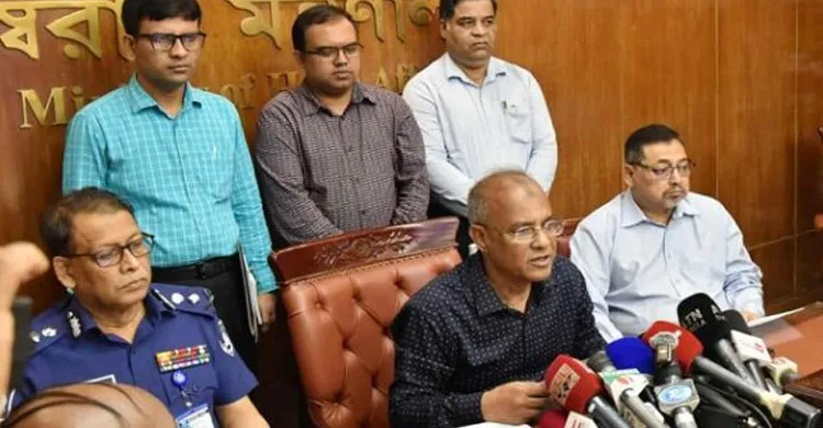 চিহ্নিত অপরাধী ও সন্ত্রাসীদের ধরতে দ্রুতই চিরুনি অভিযান চালানো হবে: স্বরাষ্ট্র উপদেষ্টা