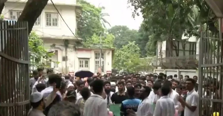 মিটফোর্ড হাসপাতালে শিক্ষার্থীদের ‘শাটডাউন’, কর্মবিরতিতে ইন্টার্ন চিকিৎসকরা