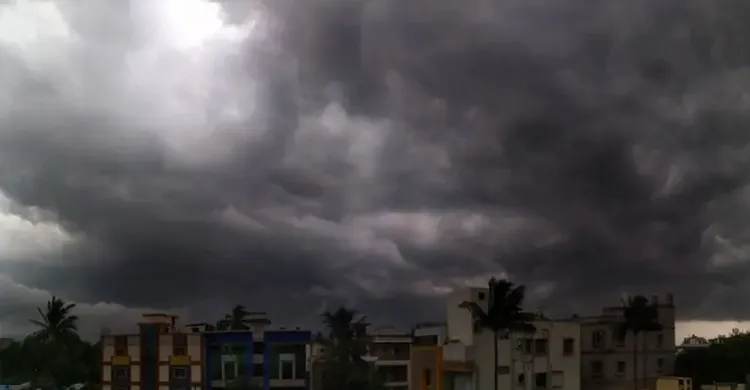 ভারী বৃষ্টির শঙ্কা, সমুদ্র ও নদী বন্দরে সতর্ক সংকেত