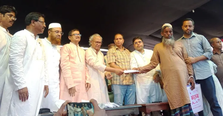 কুড়িগ্রামে ১০ শহীদ পরিবারের পাশে দাঁড়ালেন তারেক রহমান