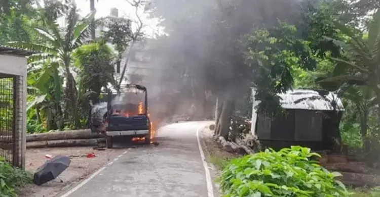 গোপালগঞ্জে এনসিপি পদযাত্রা ঘিরে পুলিশের গাড়িতে আগুন ও ভাঙচুর
