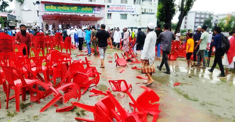 ‘জয় বাংলা’ স্লোগান দিয়ে এনসিপির সমাবেশে হামলা, ককটেল বিস্ফোরণ ও ভাঙচুর