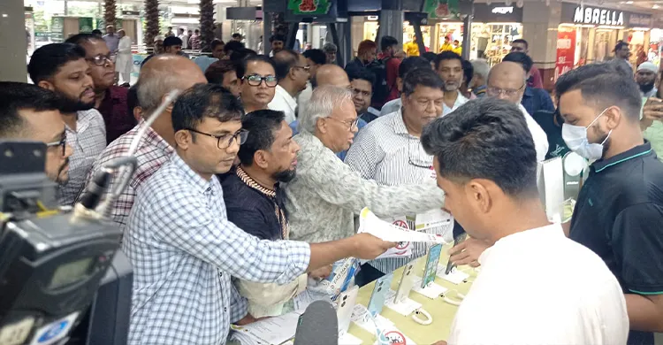 জেডআরএফের উদ্যোগে ডেঙ্গু ও করোনা ভাইরাস প্রতিরোধে জনসচেতনামূলক প্রচারপত্র বিতরণ