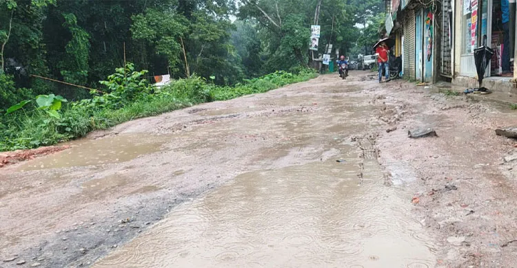 ঠিকাদার কাজ শেষ না করায় সড়কের বেহাল দশা