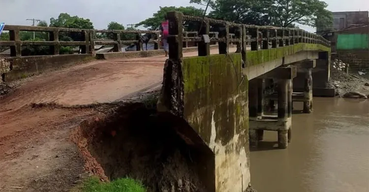 দরগাহপুর-বাঁকা বাজার ব্রিজ ধসে পড়ার পথে, সাতক্ষীরা-খুলনাবাসীর যোগাযোগ হুমকিতে