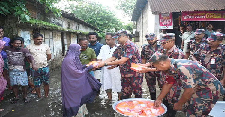 ফেনীর ছাগলনাইয়ায় পানিবন্দি মানুষের পাশে বিজিবি