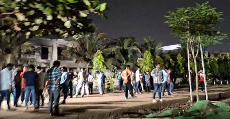 রাতভর ৬ দফা দাবিতে উত্তাল মাইলস্টোন স্কুল, ক্ষোভে ফেটে পড়েছে শিক্ষার্থীরা