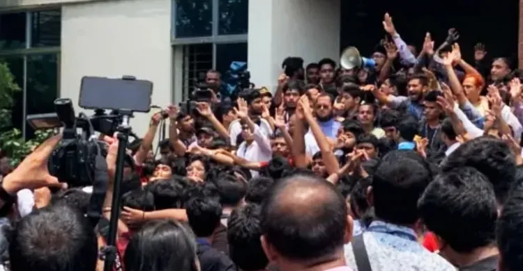 মাইলস্টোনে ২ ঘণ্টা ধরে  প্রেস সচিব সহ দুই উপদেষ্টা অবরুদ্ধ, এলাকা ঘিরে রেখেছে পুলিশ