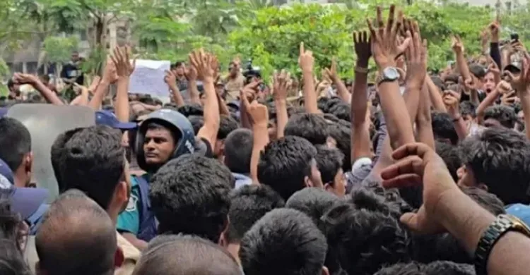 মাইলস্টোনে শিক্ষার্থীদের সঙ্গে পুলিশের ধাওয়া-পাল্টা ধাওয়া, মাথা ফাটলো ৩ শিক্ষার্থীর