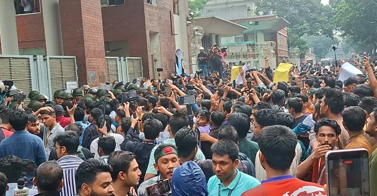 শিক্ষা উপদেষ্টা ও সচিবের পদত্যাগ দাবিতে সচিবালয়ের সামনে শিক্ষার্থীদের বিক্ষোভ