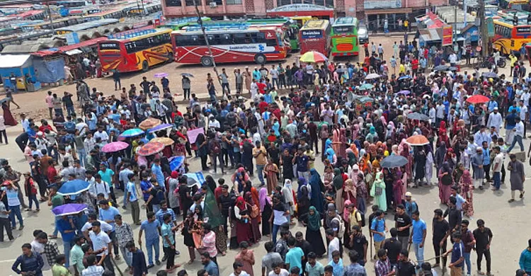মাইলস্টোন দুর্ঘটনার প্রতিবাদে বরিশালে মহাসড়ক অবরোধ