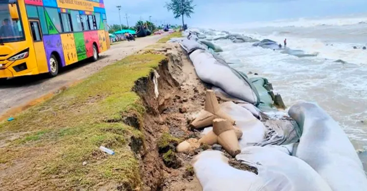 কক্সবাজার-টেকনাফ মেরিনড্রাইভ সড়কে তীব্র ভাঙন, যান চলাচল ঝুঁকিতে