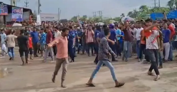 গাজীপুরে আরএকে সিরামিক কারখানার শ্রমিকদের মহাসড়ক অবরোধ